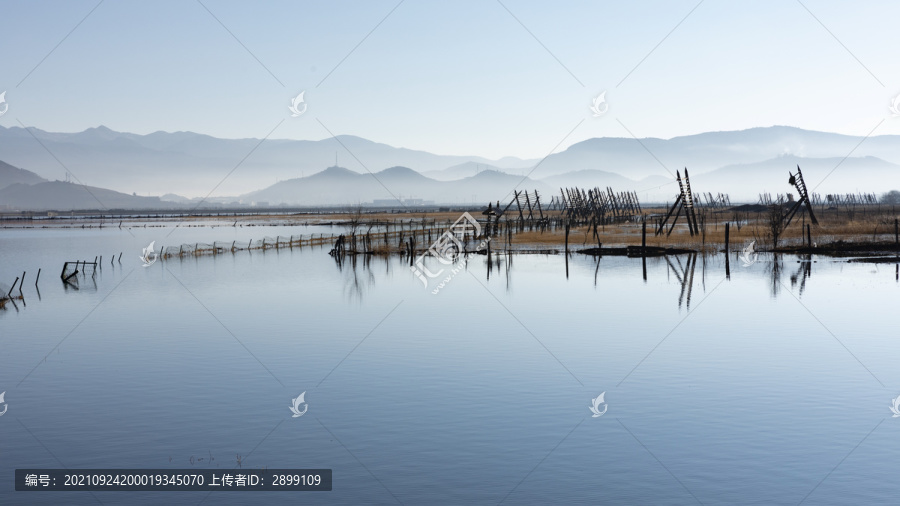 香格里拉纳帕海山脉薄雾自然风光