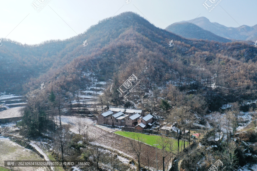 山区农家小雪覆盖