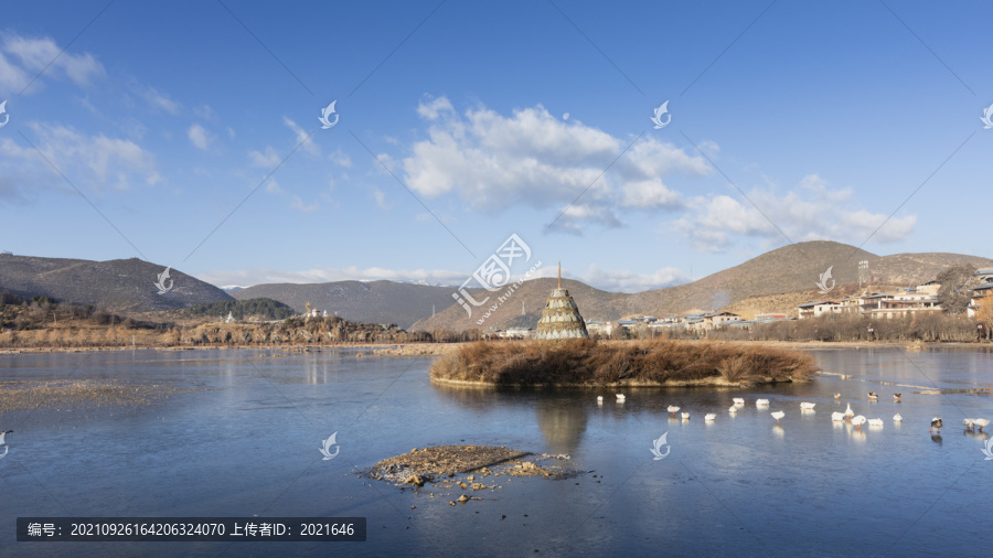 香格里拉蓝天白云高原风光