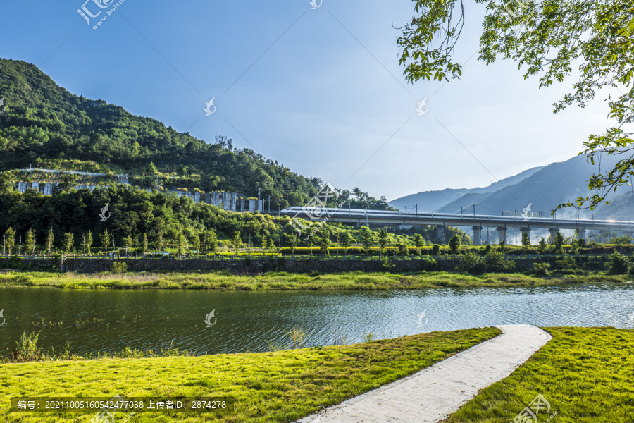 高铁动车经过美丽乡村