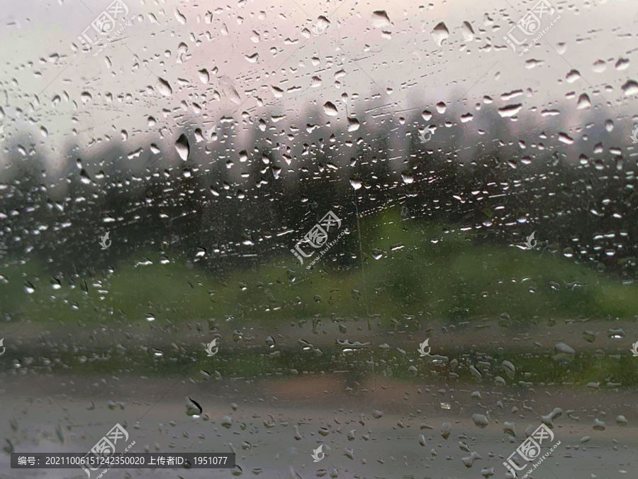车玻璃雨滴