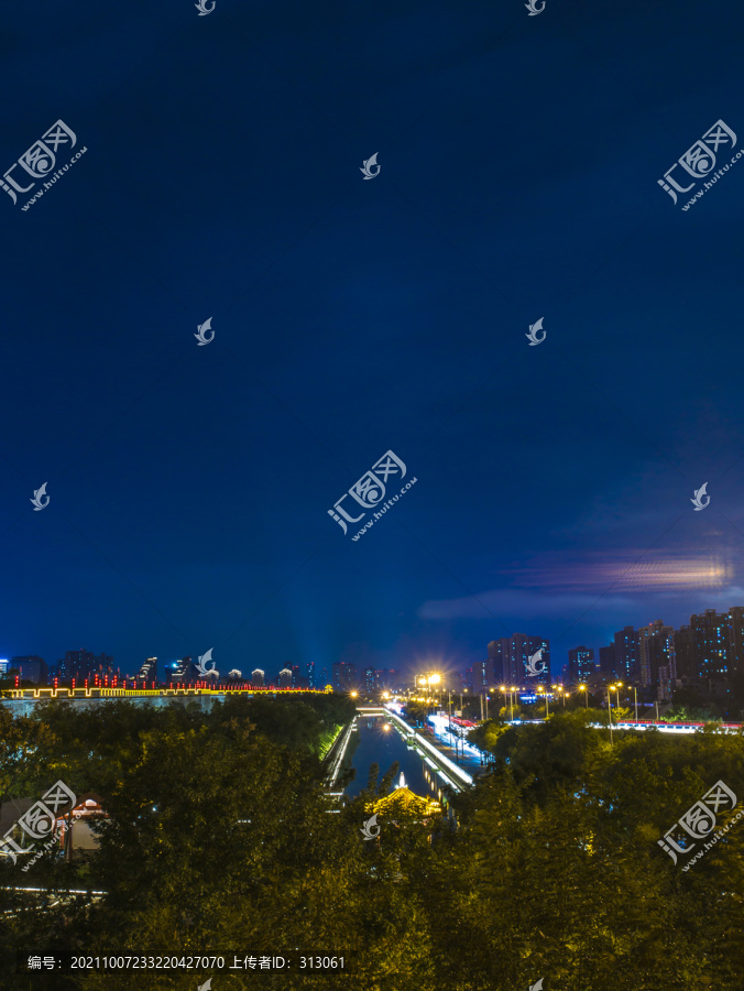 西安城墙夜景护城河