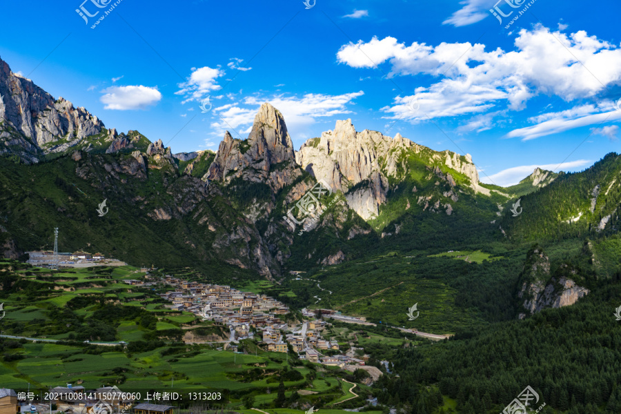 航拍甘肃甘南迭部县扎尕那景区