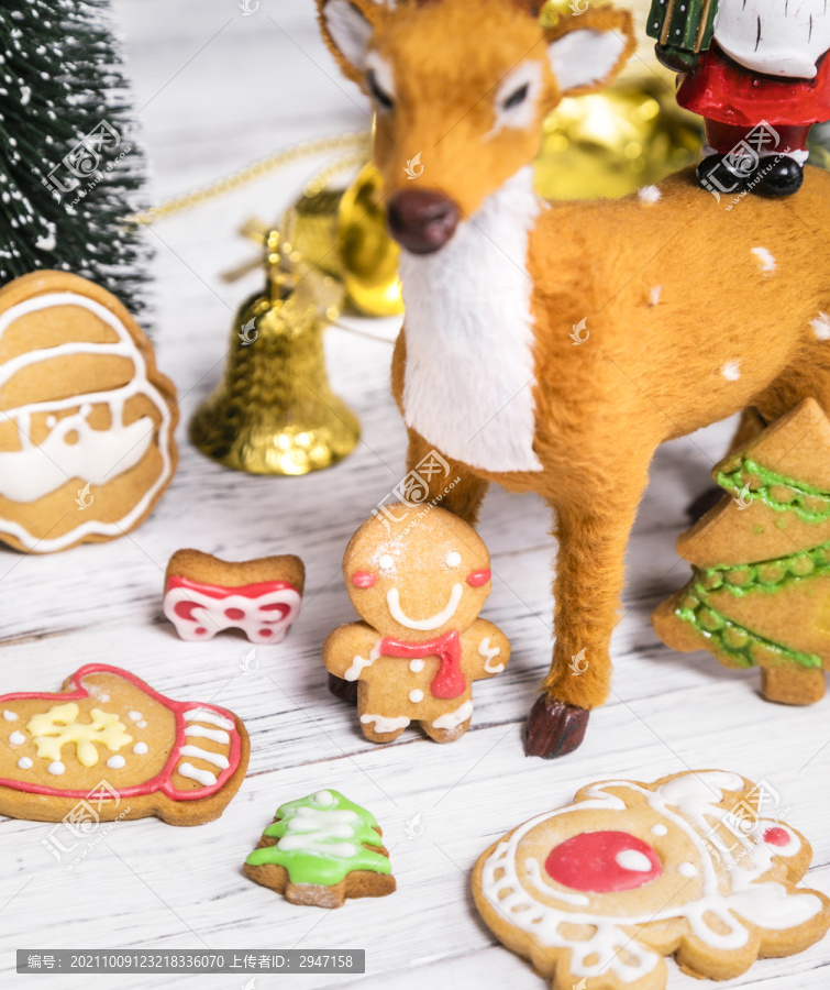 白色桌子上放着的圣诞姜饼和小鹿