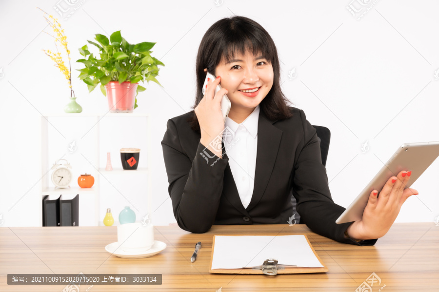 商务女性在办公室坐着打电话