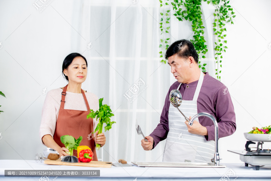 夫妻在厨房烹饪