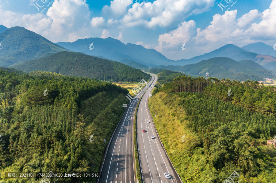 山谷中的高速公路弯路延伸远方