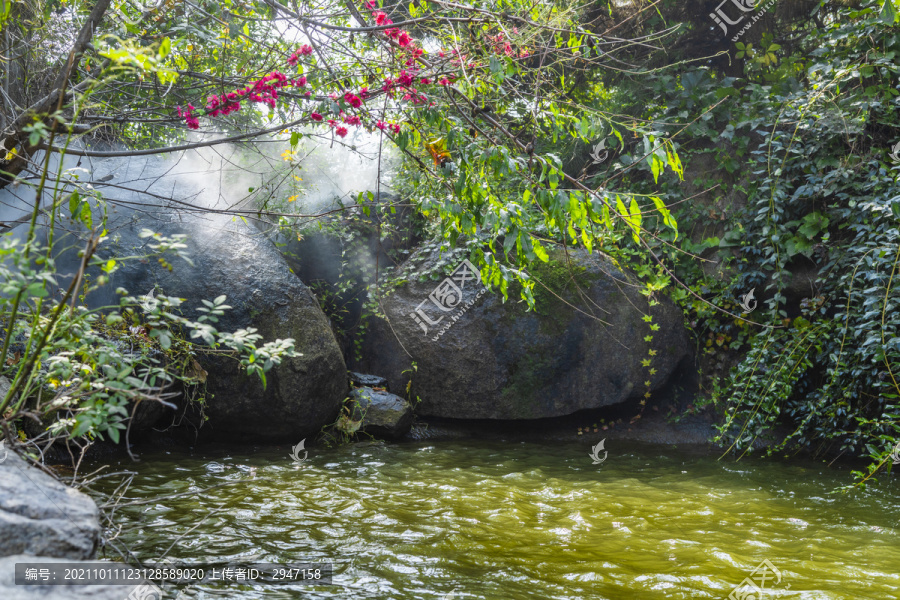 天津蓟县盘山风景区山上水流小溪