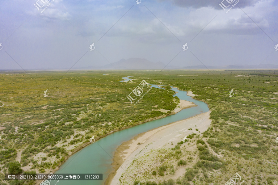 航拍新疆的叶尔羌河