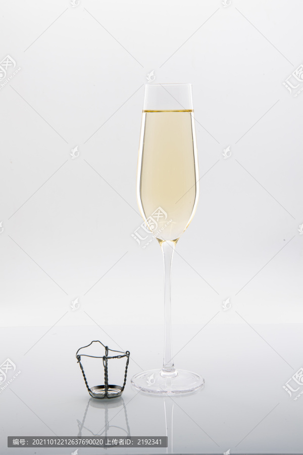 一杯果味气泡酒香槟酒