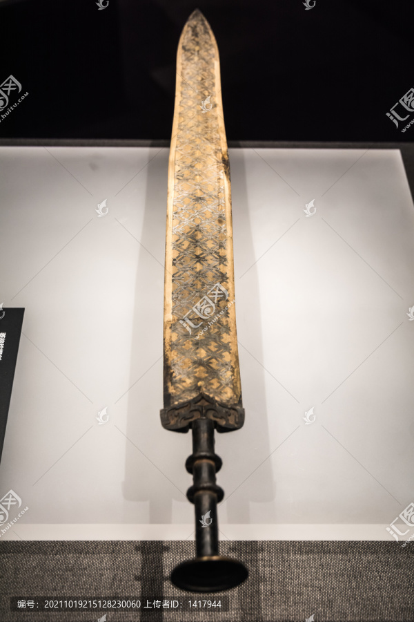 战国菱格纹铜剑