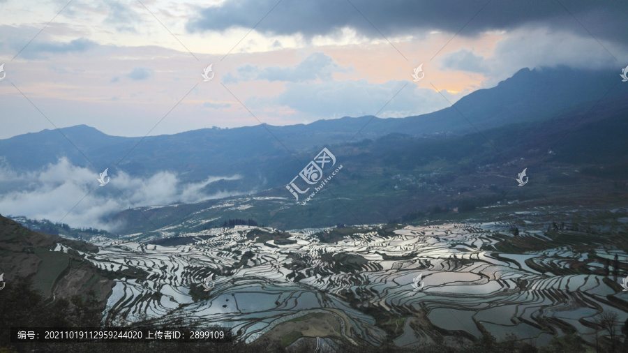 云南元阳梯田朝霞自然景观