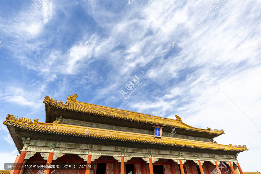 蓝天白云下的北京故宫保和殿