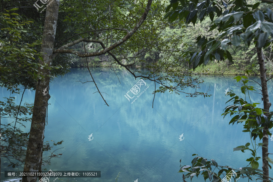 清澈湖水荔波风光