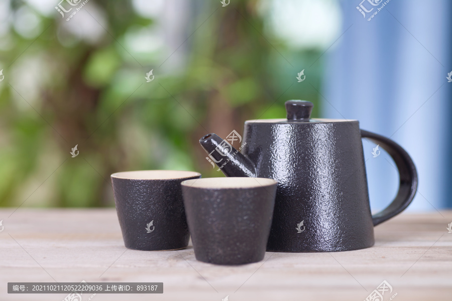 桌子上一把茶壶和两个茶杯