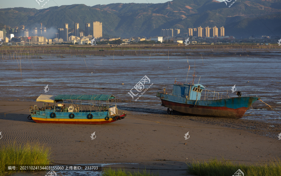 海滩边的小船