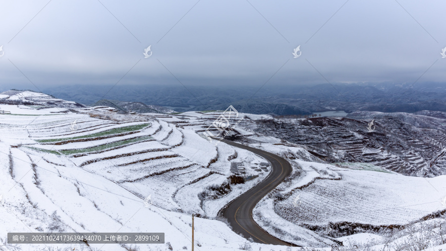 雪地蜿蜒的道路