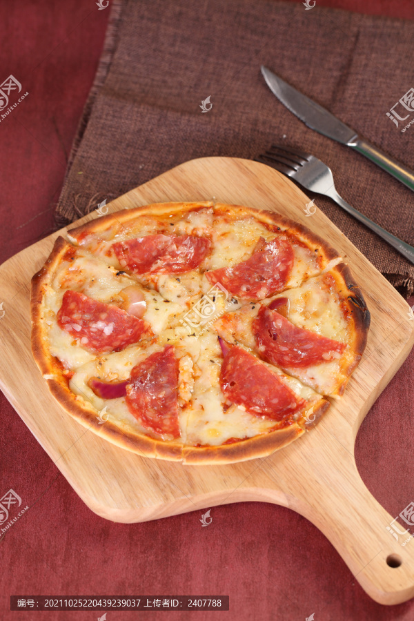 传统意式沙拉拉米肠披萨
