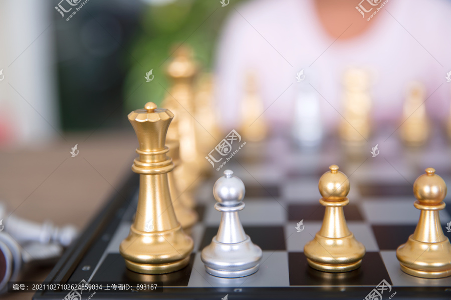 国际象棋棋盘上摆放着的棋子