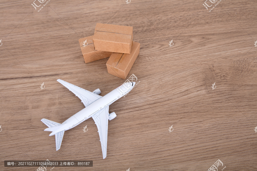 飞机模型和快递运输箱模型