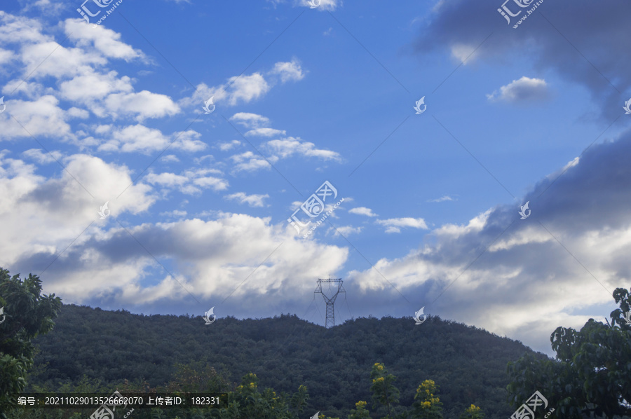 多云蓝天远山景