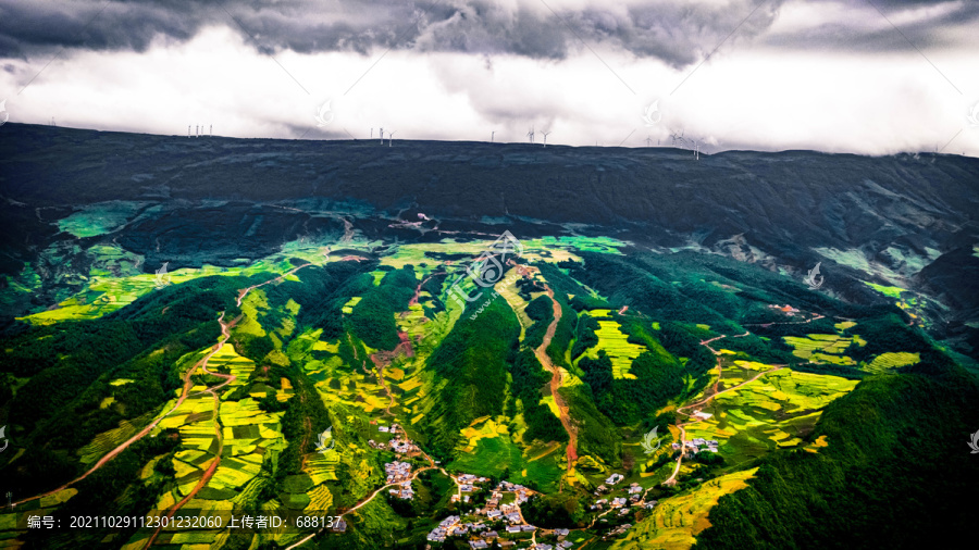 彩色大地四川凉山大风顶龙头山