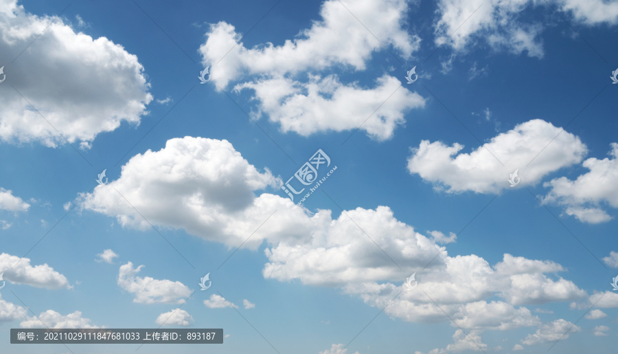 晴朗天气里高空的蓝天白云背景