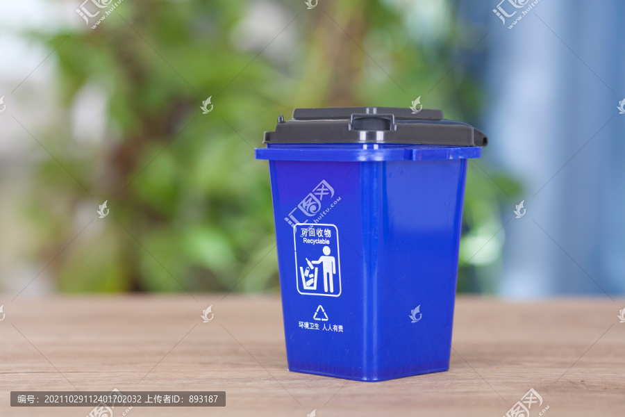 蓝色的可回收垃圾桶模型