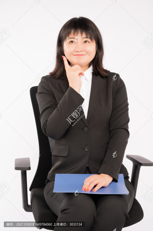 商务女性坐着微笑思考
