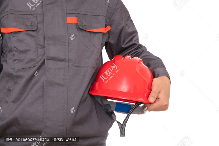 民工手拿红色安全帽在白背景前
