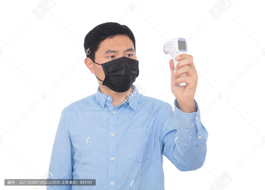 戴着口罩的男士在自我测量体温