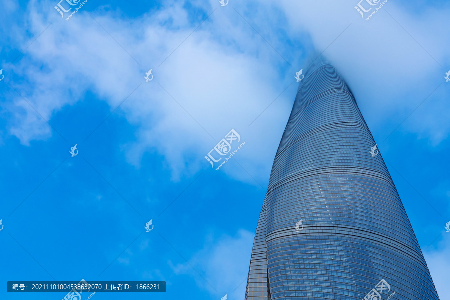 摩天大楼和云雾