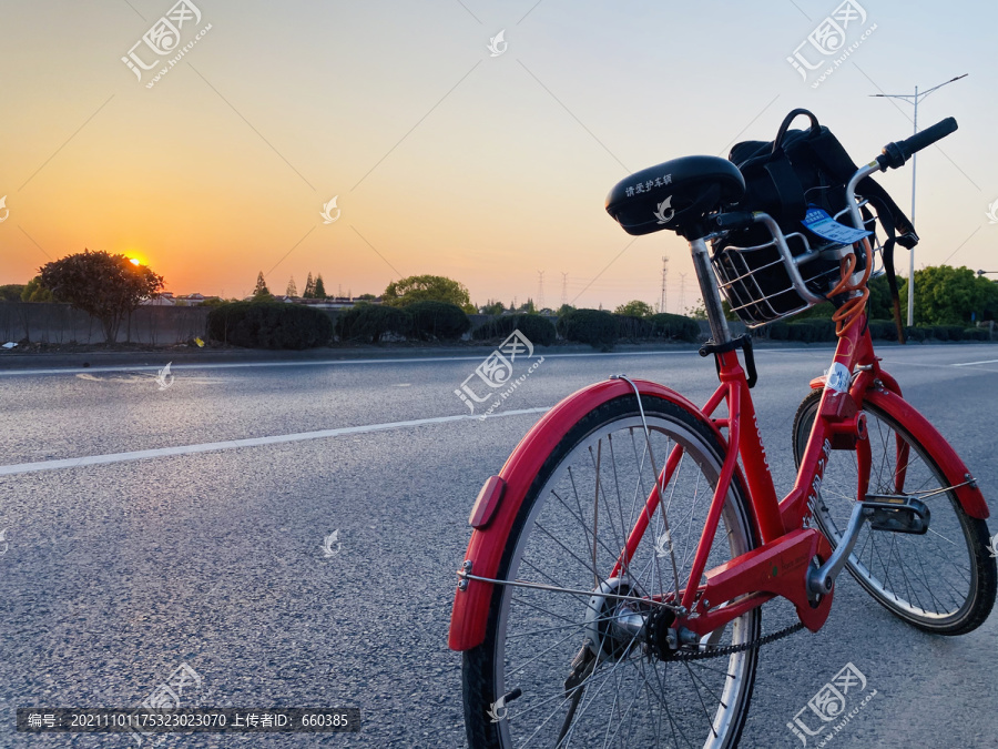 夕阳道路自行车