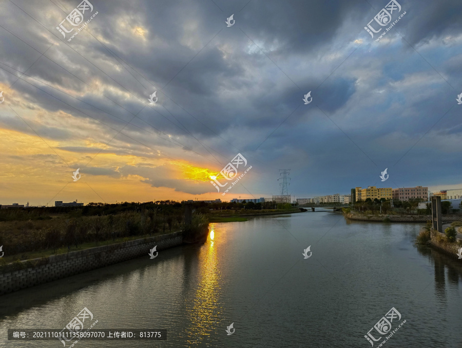 工业区夕阳天空