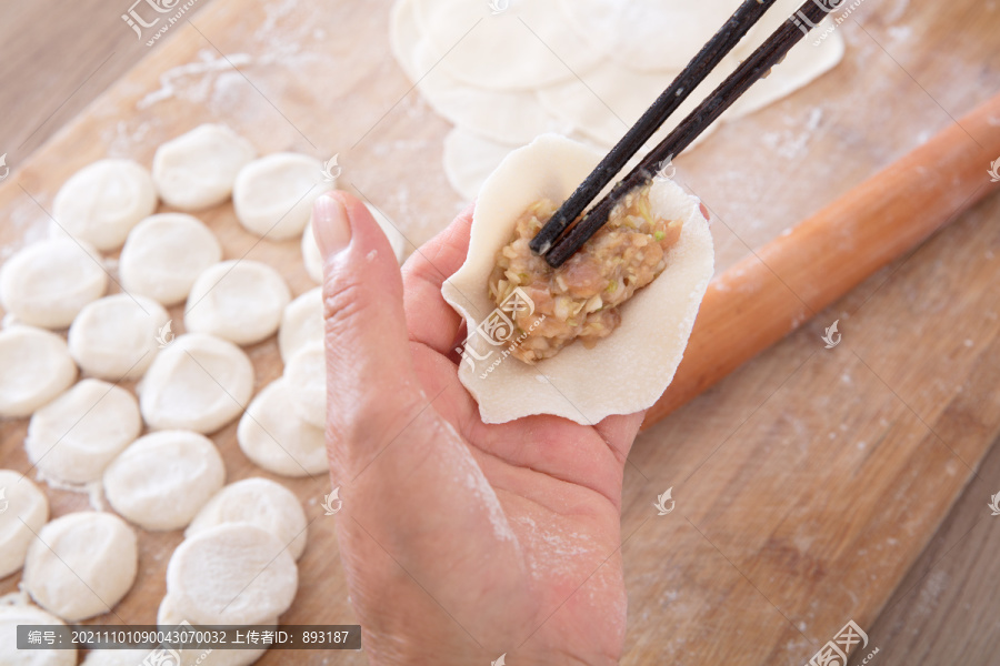 中国传统节日前的准备包饺子