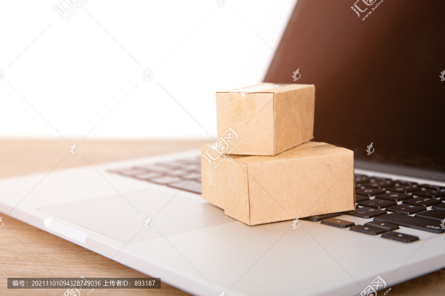 键盘上放着网购快递包装盒模型