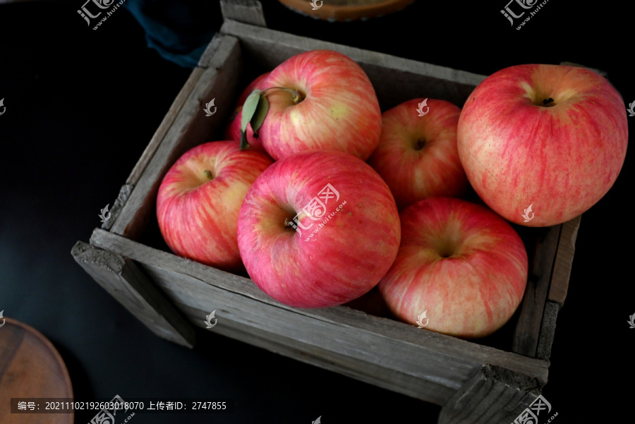 箱子里装满了苹果