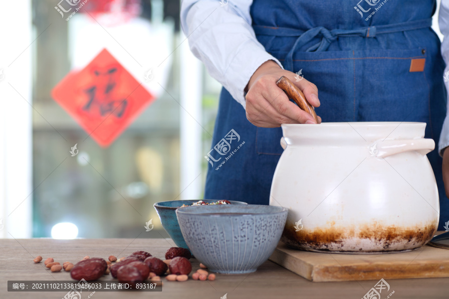 中国厨师正准备舀出做好的腊八粥
