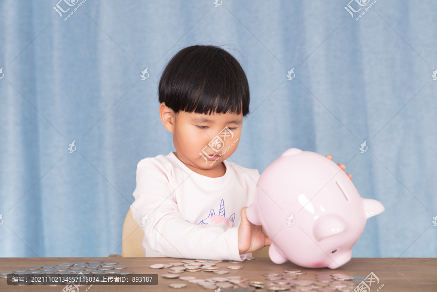 小女孩在合理整理自己的零花钱