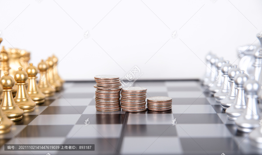 国际象棋及棋盘中央一排美元硬币