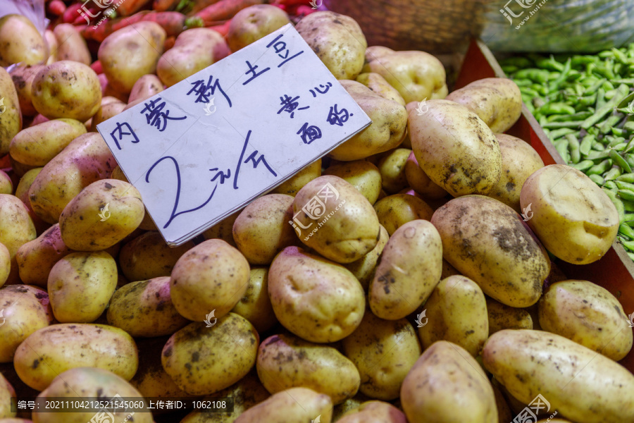 菜市场的蔬菜水果摊位上的土豆