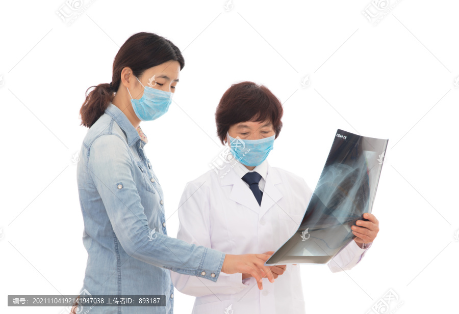 医生在患者面前讲解肺部X光片