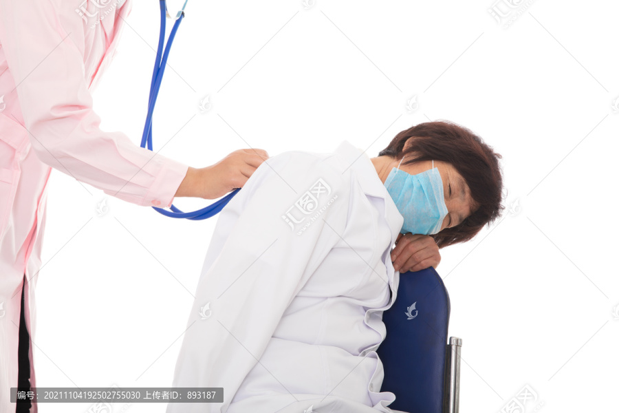 护士在为累病的医生检查