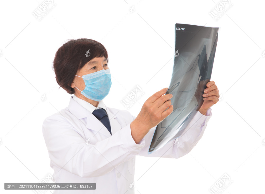 戴口罩的医生在分析X光胸片