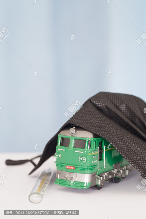 一辆被口罩盖着的绿皮火车模型