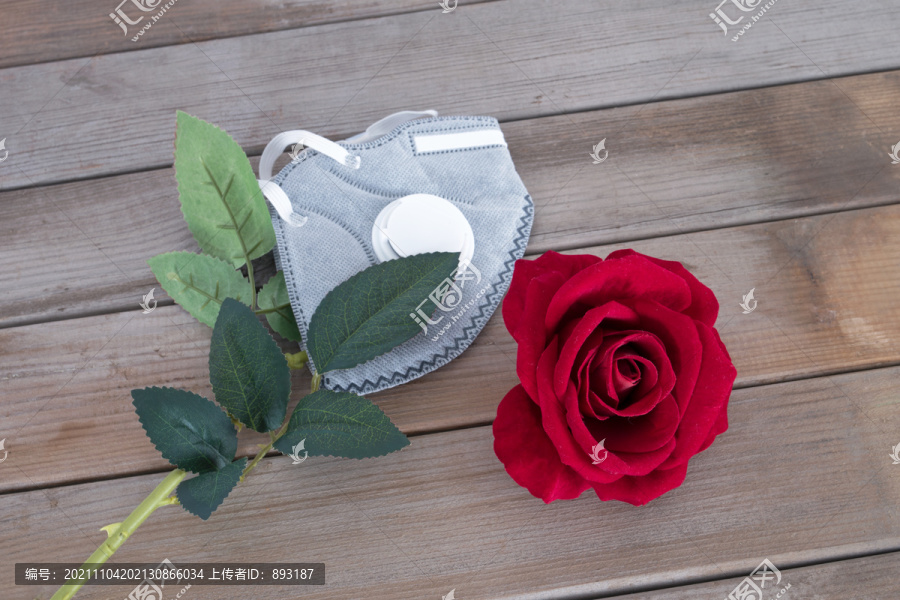 被口罩取代花朵的红玫瑰