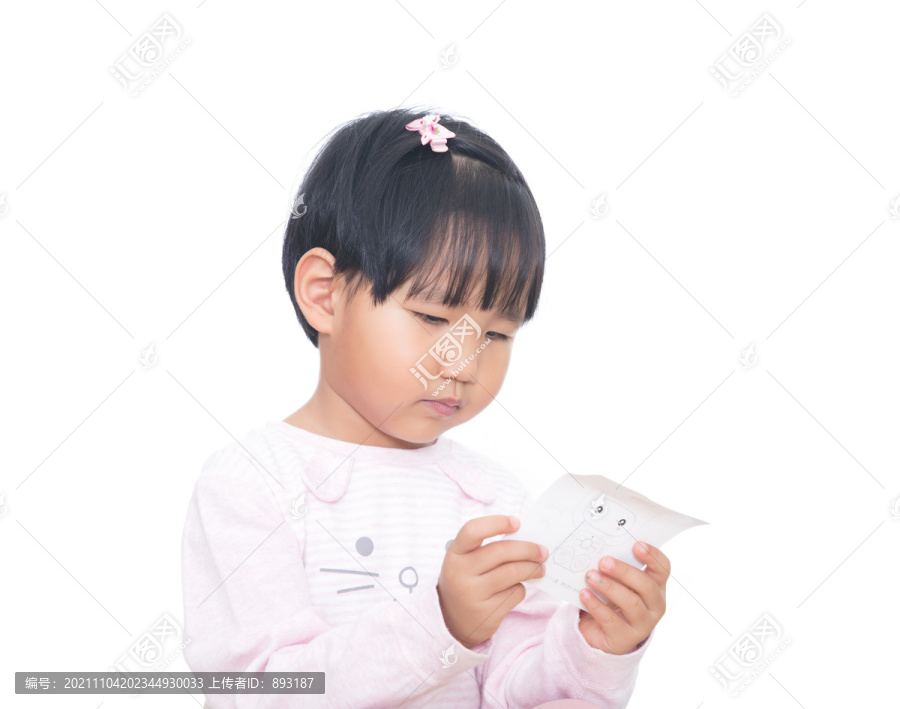 可爱的小女孩在玩贴花玩具