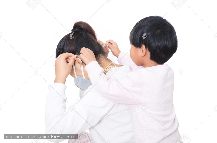 传染病期间女儿在帮妈妈戴上口罩