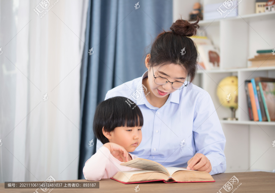妈妈在家辅导女儿看书