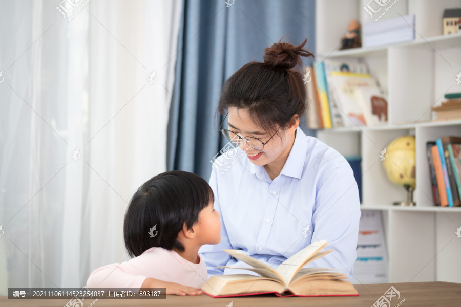 妈妈在家辅导女儿看书